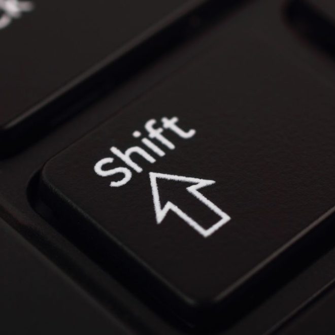 Où trouver la touche Shift sur un clavier ?